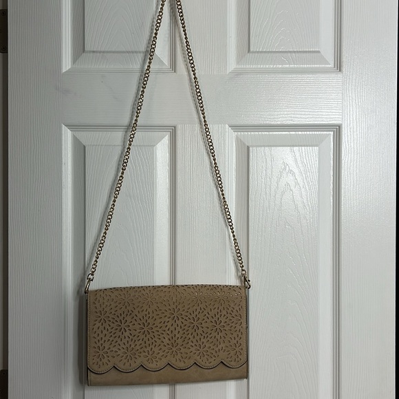 Also Elegant Tan Floral Cutout Women's Bag Chain Strap Envelope Sleek - Picture 3 of 7